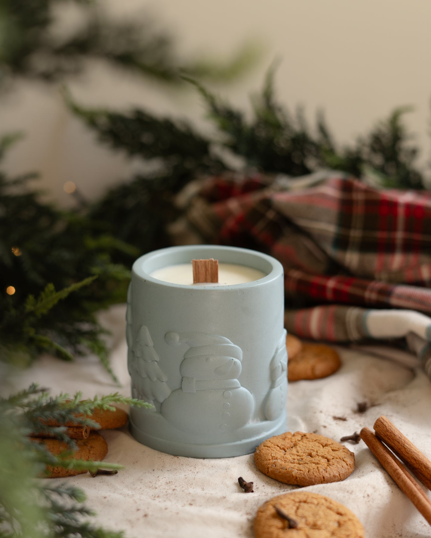 The Amiable Snowmen Candle