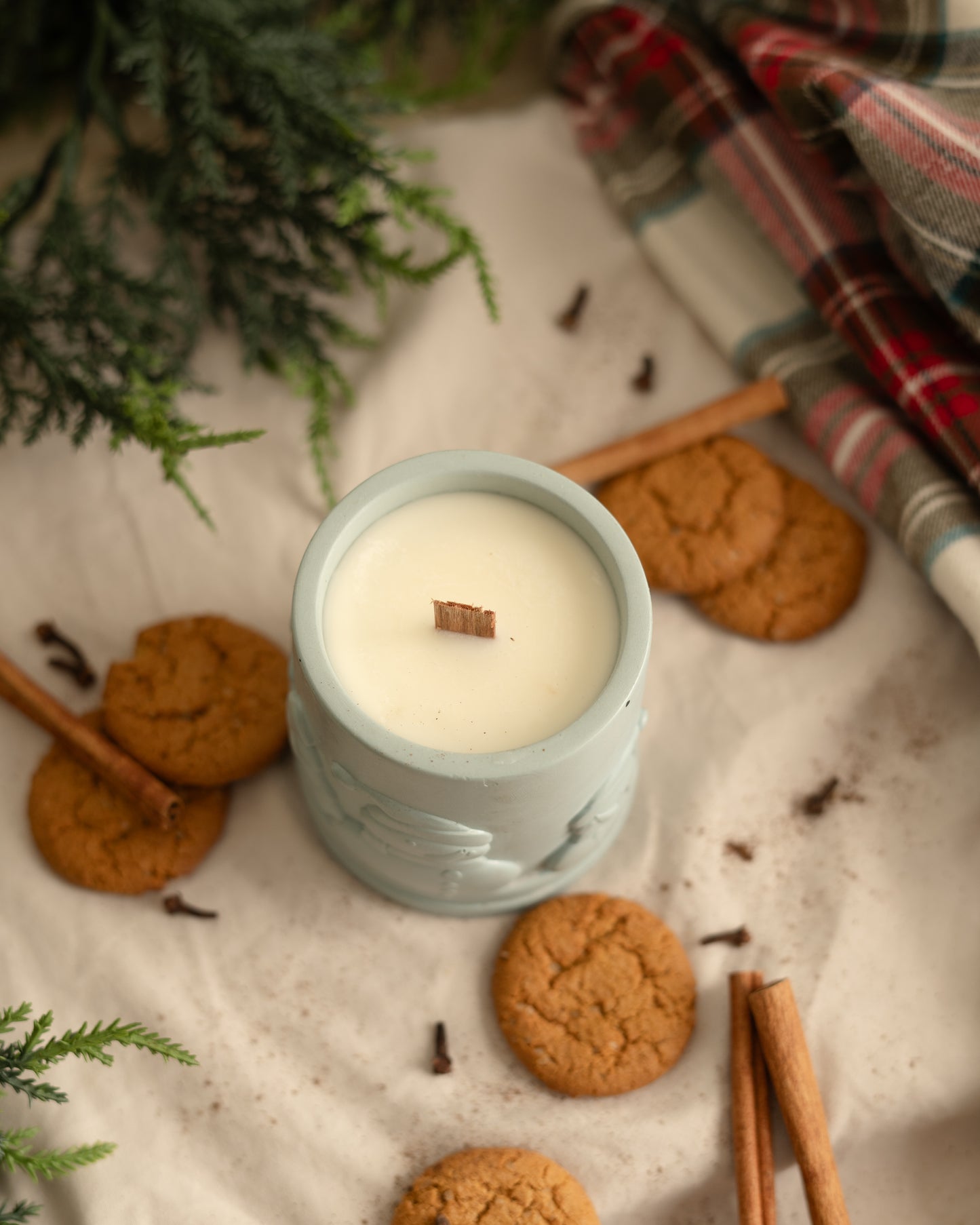 The Amiable Snowmen Candle