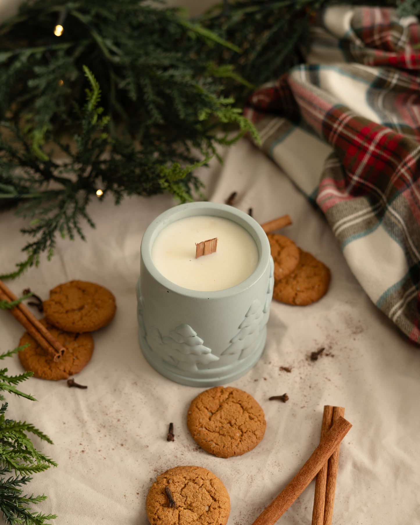 The Amiable Snowmen Candle